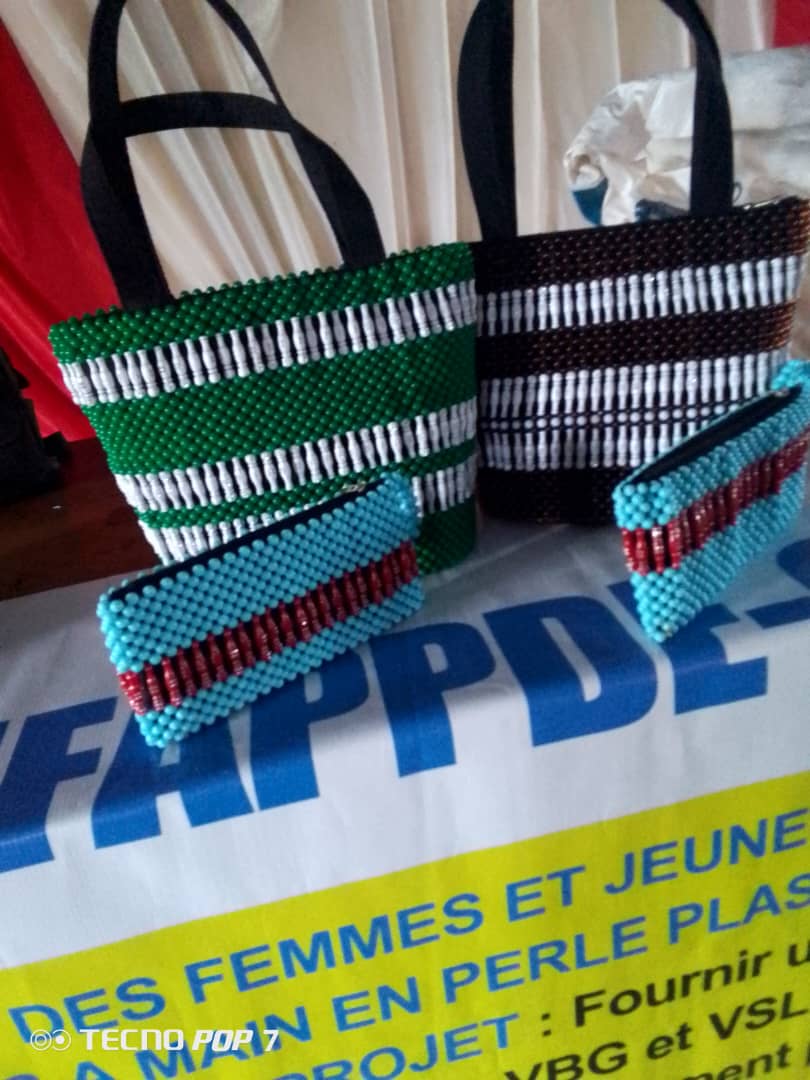 Art plastique, fabrication des sacs à mains en perles plastiques