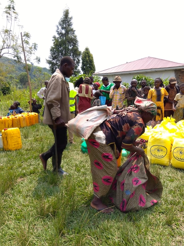 Distribution des vivres et non vivres aux femmes et filles déplacées de guerre dans la zone de santé de Bunyakiri à Maibano